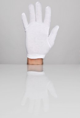 Beş parmak yukarıya doğru işaret ver.