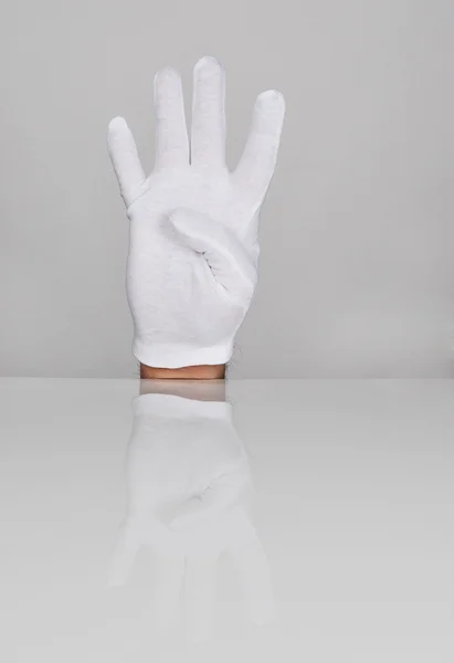 위쪽으로 가리키는 4 개의 손가락을 가진 손. — 스톡 사진