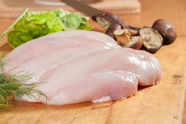 Petto di pollo crudo — Foto Stock