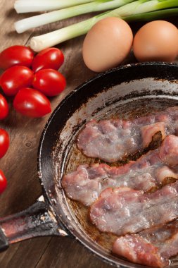 Kızarmış domuz pastırması.