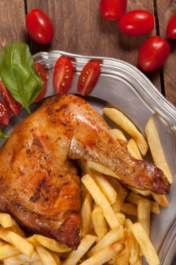 Kızarmış tavuk budu..