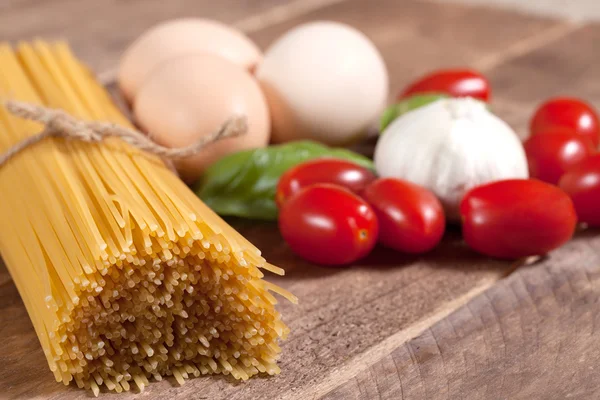 bir yemeğin hazırlanması için malzemeler.