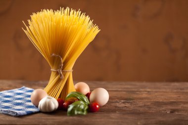 pişmemiş İtalyan kurutulmuş makarna dize ile bağlı.