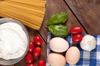 bir yemeğin hazırlanması için malzemeler.