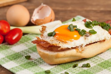 bir sahanda yumurta ve pastırma sandviç