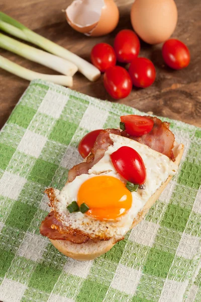 Sandwich with a fried egg and bacon — Stock Photo, Image