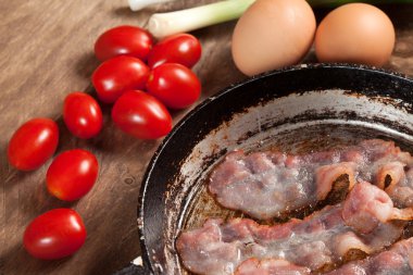 Kızarmış domuz pastırması.