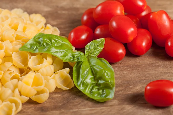 Pasta cruda con ingredienti . — Foto Stock