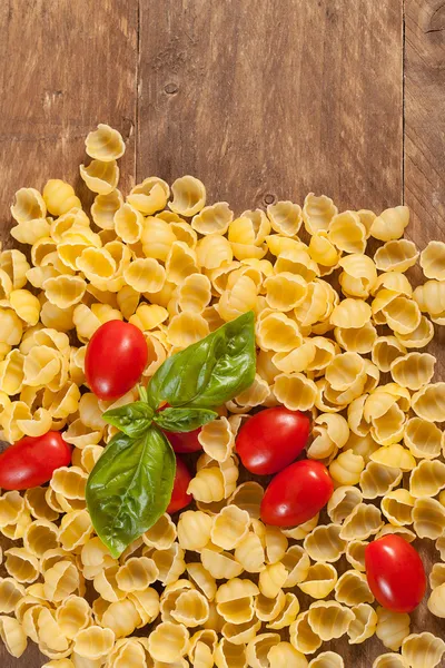 Pastas crudas con ingredientes . — Foto de Stock