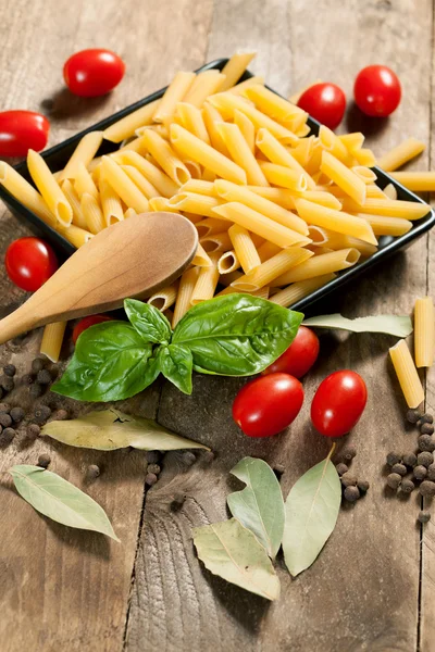 Rå pasta med ingredienser. — Stockfoto