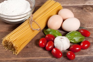 bir yemeğin hazırlanması için malzemeler.