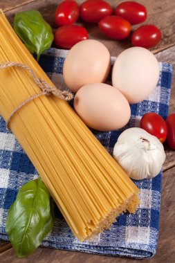 bir yemeğin hazırlanması için malzemeler.