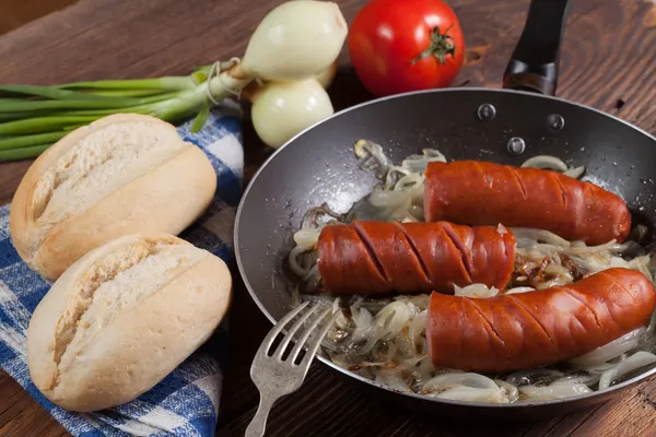 Salchicha frita con cebolla . — Foto de Stock