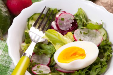 yumurta, turp ve salatalık salatası.