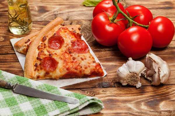 Dos piezas de pizza —  Fotos de Stock