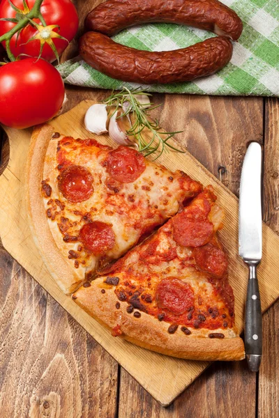 Два куска пиццы — стоковое фото