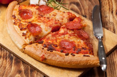 iki dilim pizza.