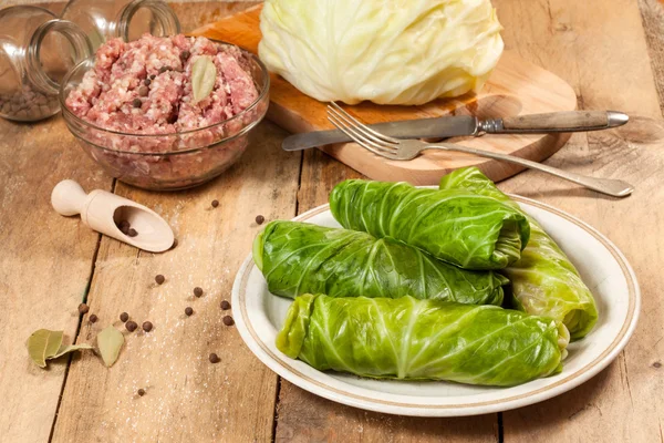 Raw cabbage rolls. — Stock Photo, Image