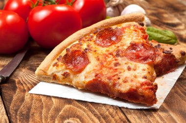 iki dilim pizza.
