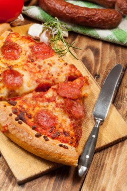 iki dilim pizza.