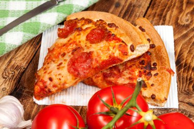 iki dilim pizza.