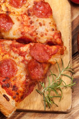 iki dilim pizza.