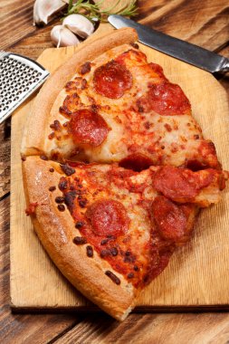 iki dilim pizza.