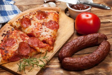 iki dilim pizza.