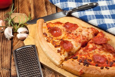 iki dilim pizza.