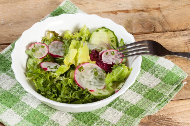 turp ve yeşil salatalık salatası.