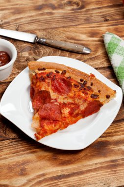 Bir dilim pizza..