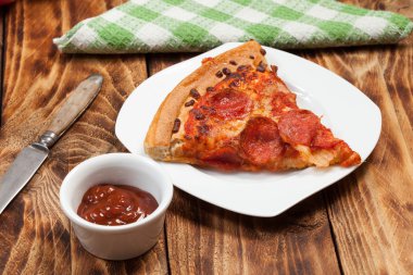 Bir dilim pizza..