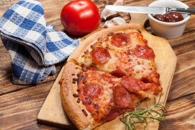 iki dilim pizza.