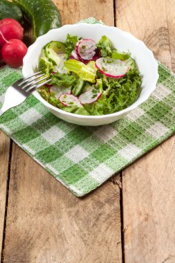 turp ve yeşil salatalık salatası