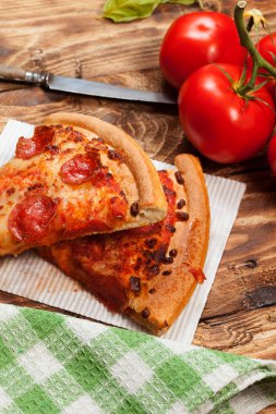 iki dilim pizza.