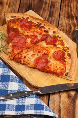 iki dilim pizza.