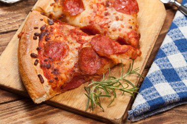 iki dilim pizza.