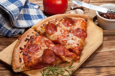 iki dilim pizza.