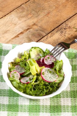 yumurta, turp ve salatalık salatası.