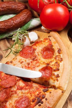 iki dilim pizza.