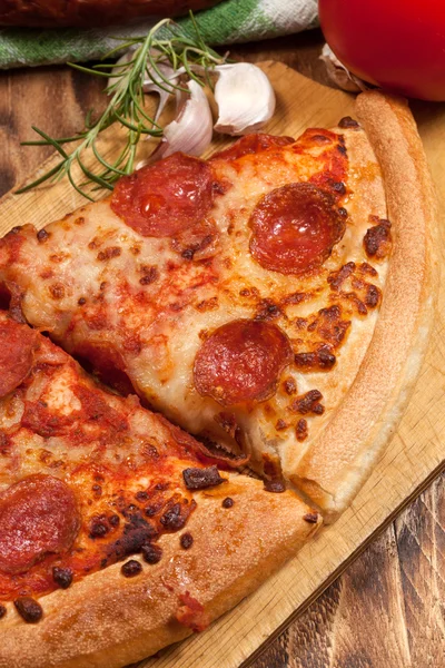 Два куска пиццы . — стоковое фото