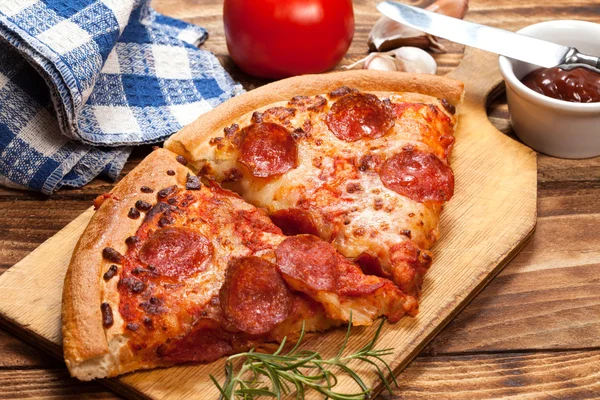 iki dilim pizza.