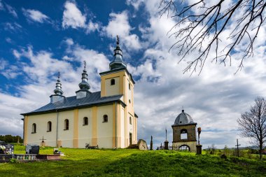 SMOLNIK, POLAND - 24 Mayıs 2020: Smolnik nad Oslawa 'da Aziz Mikolaj' ın Yunan Katolik Kilisesi Yer Değiştirme Eserleri.