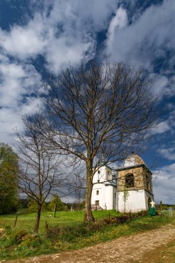 SMOLNIK, POLAND - 24 Mayıs 2020: Smolnik nad Oslawa 'da Aziz Mikolaj' ın Yunan Katolik Kilisesi Yer Değiştirme Eserleri.