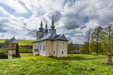 SMOLNIK, POLAND - 24 Mayıs 2020: Smolnik nad Oslawa 'da Aziz Mikolaj' ın Yunan Katolik Kilisesi Yer Değiştirme Eserleri.