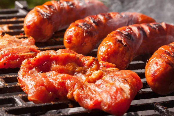 Embutidos a la plancha . — Foto de Stock