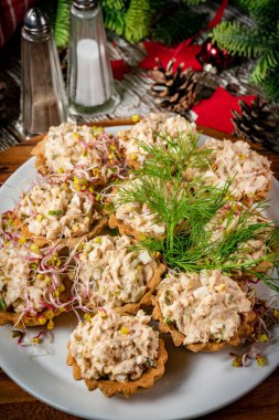 Tahta masaya ton balığı ezmesiyle doldurulmuş çörekler..