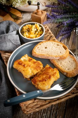 Kızarmış morina filetosu parçaları..