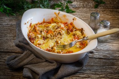 Biftek ve peynirli makarna güveci.