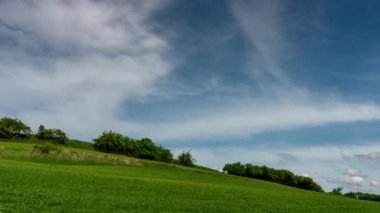 Mavi gökyüzü hareket ediyor. 4K Zaman Hızı.